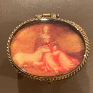 VINTAGE GOLD PILL BOX OR SMALL JEWELRY BOX.